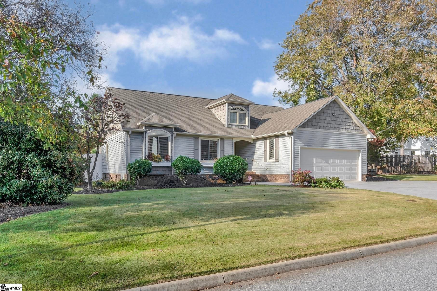 Sharon Place, Simpsonville Community