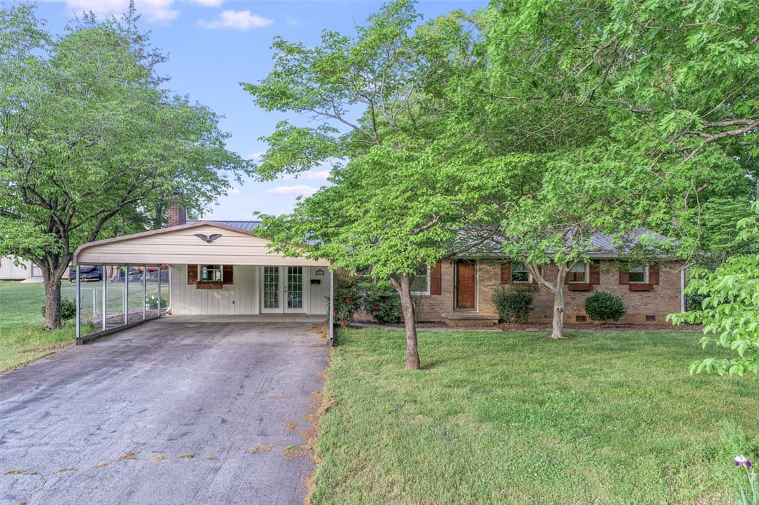 Property image 1 at 111 Eastwood Circle, Westminster, SC 29693