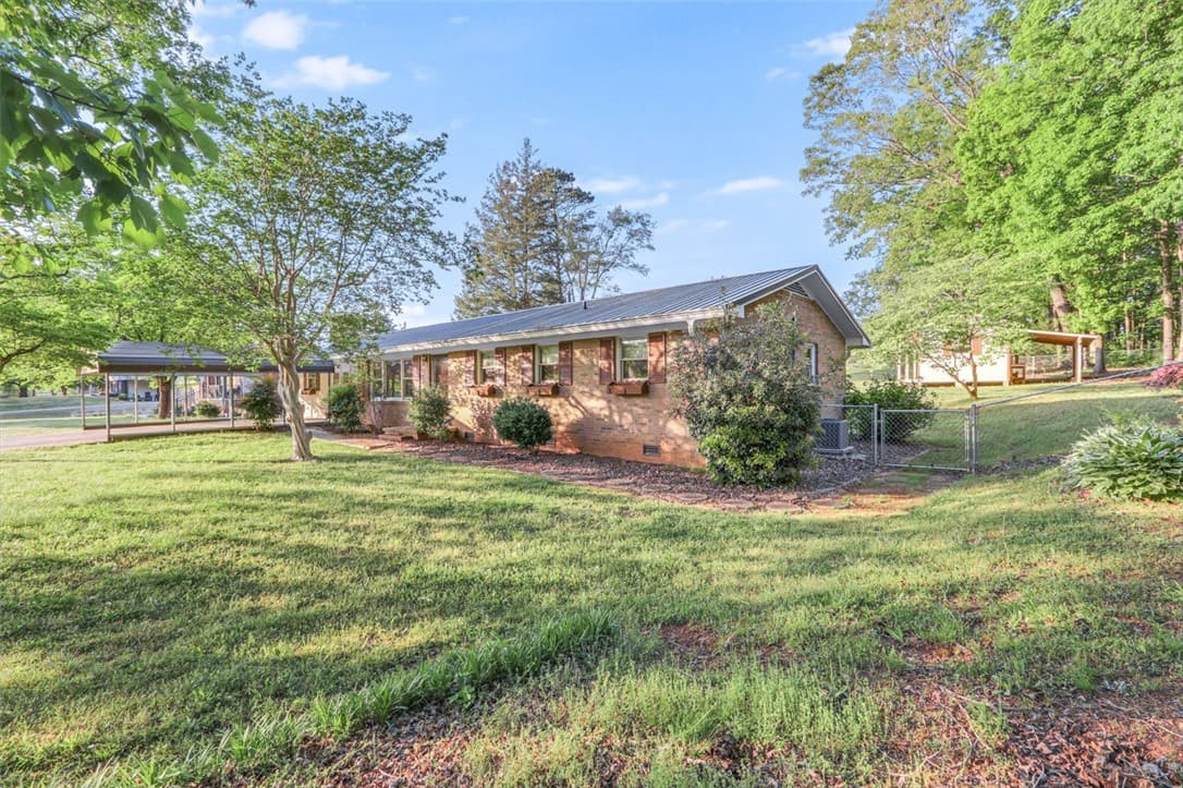 Property image 3 at 111 Eastwood Circle, Westminster, SC 29693