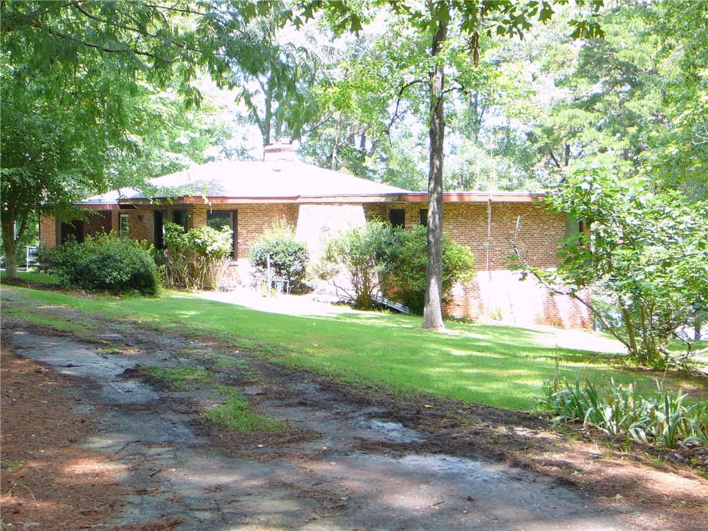 Broadway Lake, Anderson Community
